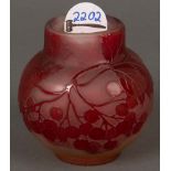 Kleine Jugendstil-Vase. Nancy, Émile Gallé 1900-1905. Farbloses Glas, farbig überfangen, floral