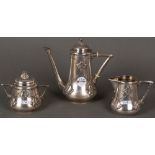 Dreitlgs. Jugendstil-Kaffeeservice. Silber, ca. 800 g. Bestehend aus: Kanne, Milchgießer und