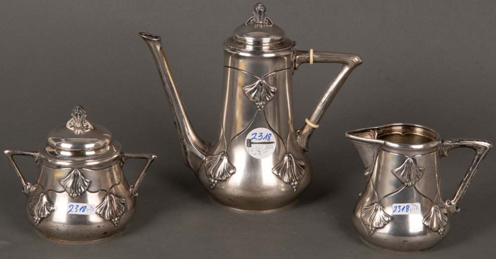 Dreitlgs. Jugendstil-Kaffeeservice. Silber, ca. 800 g. Bestehend aus: Kanne, Milchgießer und