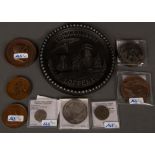 Konvolut von neun Münzen bzw. Medaillen. Bronze / Messing / Zinn / Leichtmetall. Darunter Hochzeit
