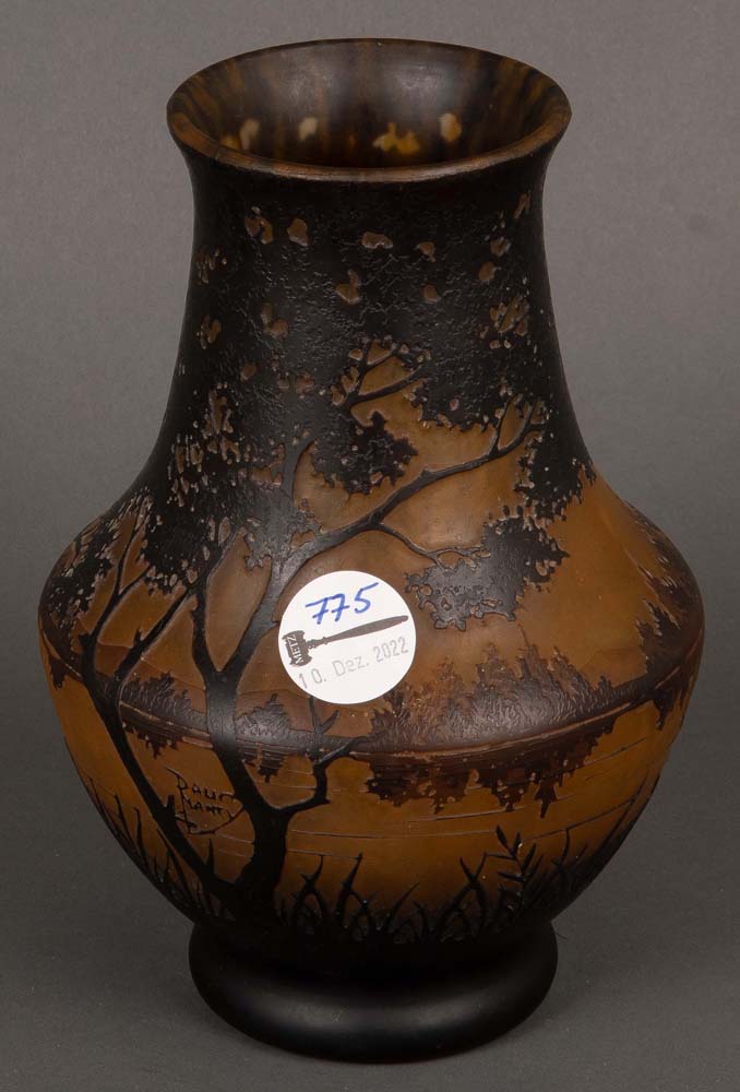 Jugendstil-Vase. Daum Frères & Cie, Verreries de Nancy um 1900. Farbloses Glas, farbig überfangen,