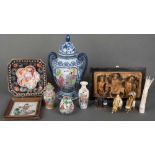 Konvolut Asiatika. Silber / Holz / Porzellan / Bein. Bestehend aus: Figuren, Vasen, Deckelvasen,