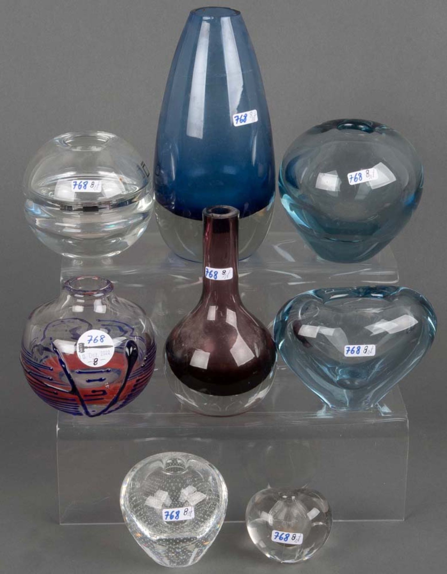 Acht kleine Designer-Glasvasen. Deutsch / Skandinavien 20. Jh. Farbloses Glas, teilw. farbig
