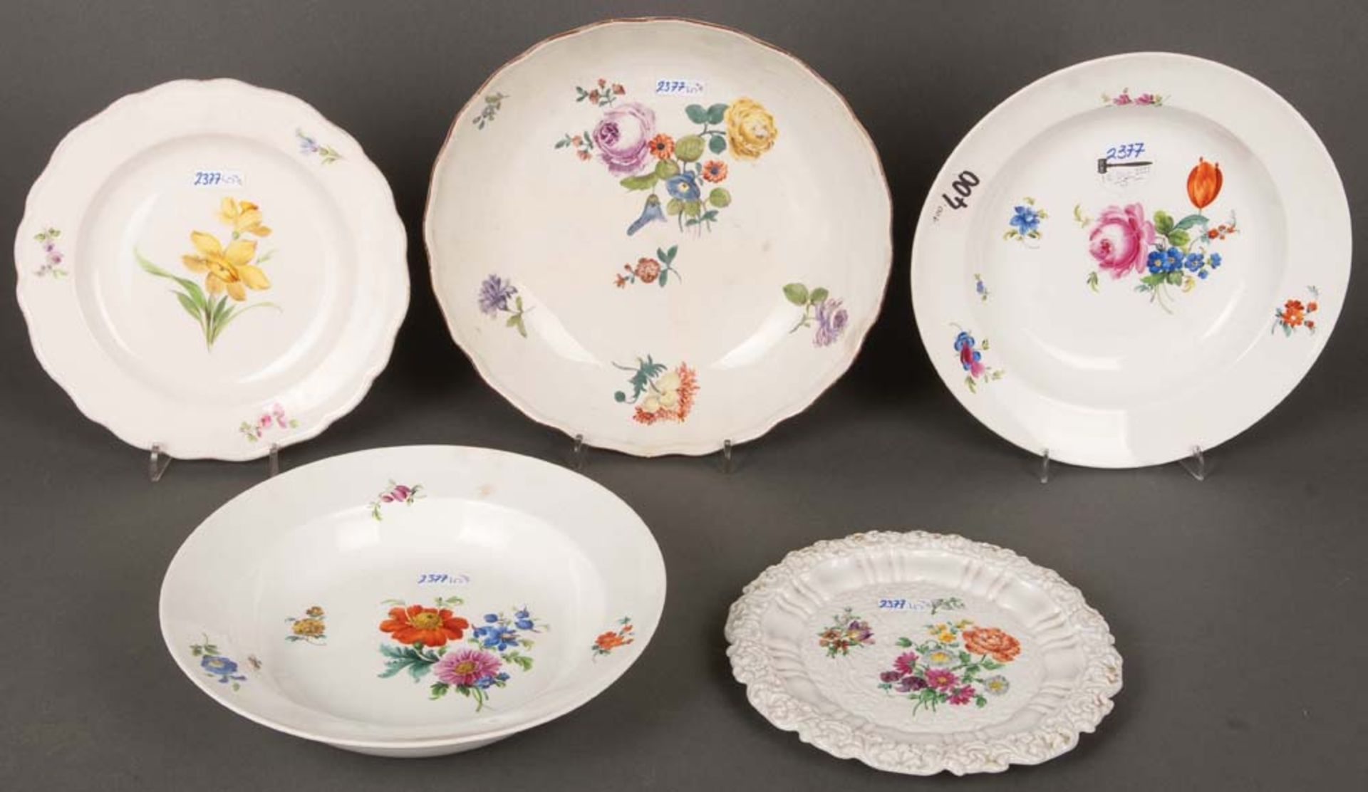 Konvolut Teller/Schale. Meissen 18./19. Jh. Porzellan, bunt bemalt mit Blumen, am Boden gemarkt.