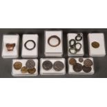 Konvolut Münzen und kleine Bronzeteile.