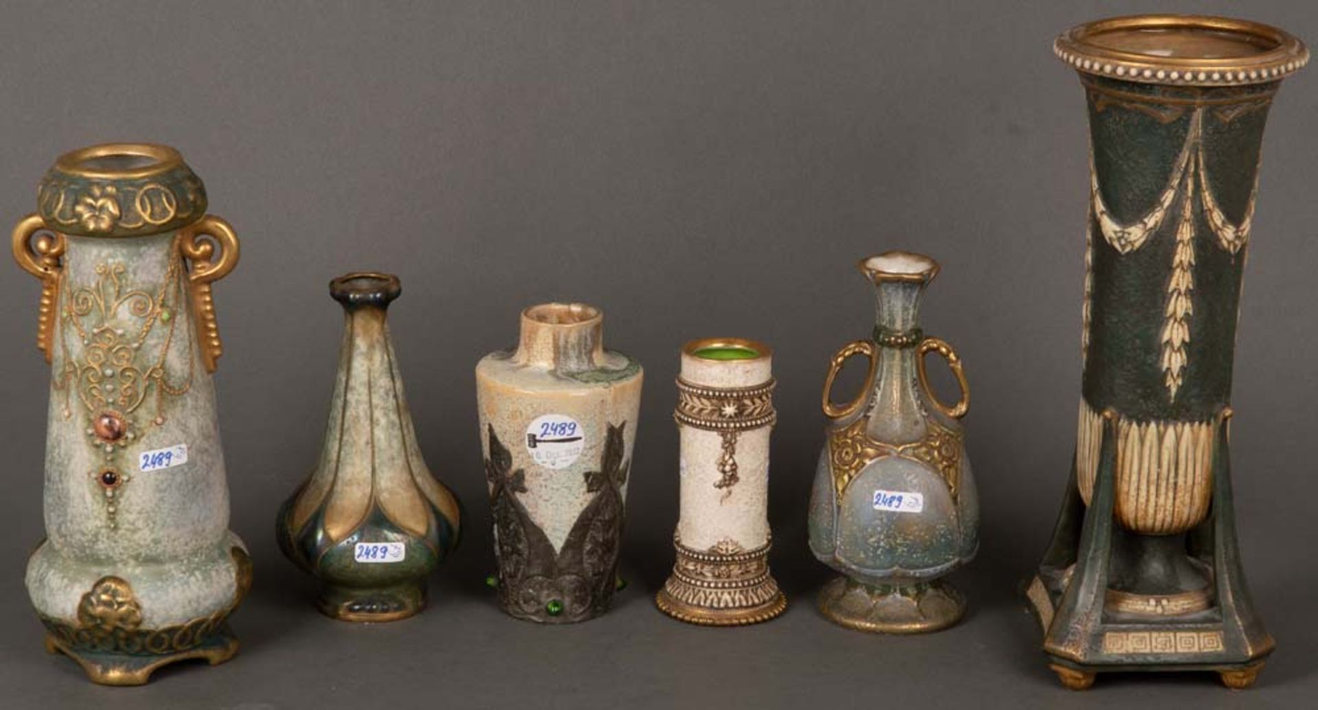Sechs Vasen. Amphora 20. Jh. Keramik, bunt bemalt, am Boden gemarkt, H=14 bis 32,5 cm.