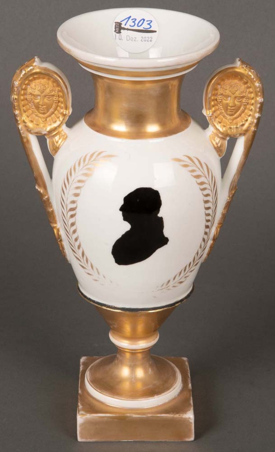 Vase. Ludwigsburg 1806-10. Porzellan, Schauseiten jeweils mit Silhouette einer Frau bzw. eines - Bild 2 aus 3