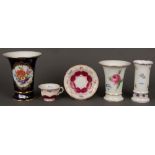 Drei unterschiedliche Vasen und eine Tasse mit Unterschale. Meissen Pfeifferzeit 1924-1934 und