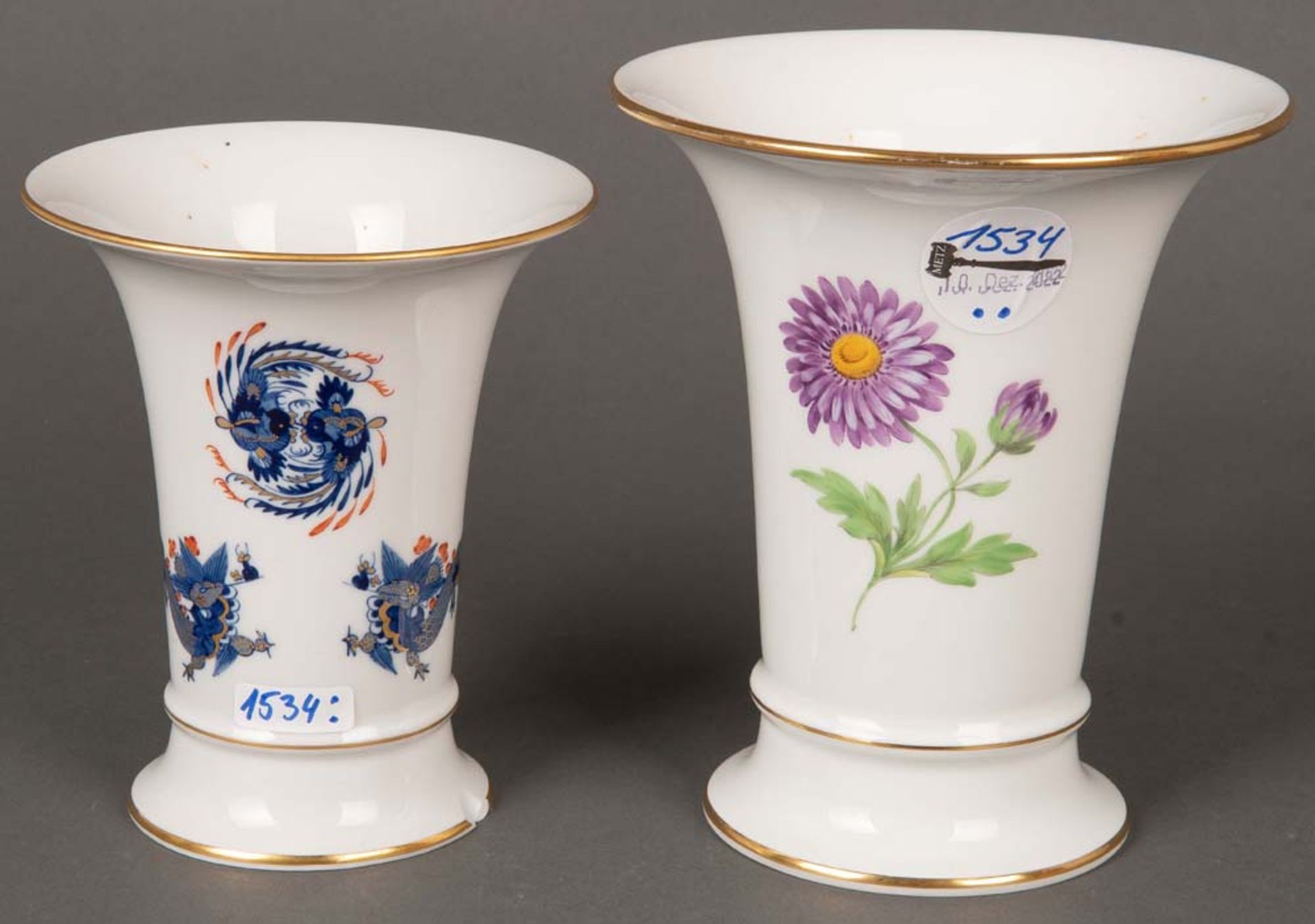 Zwei Vasen. Meissen 20. Jh. Porzellan, bemalt mit Blumen bzw. blauem Drachendekor, gold gehöht, am