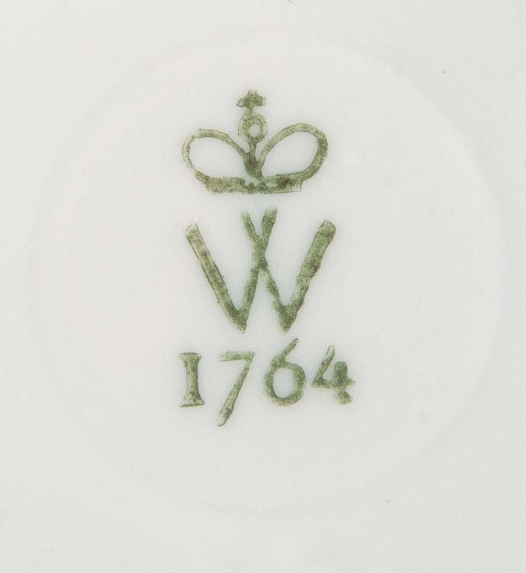 Sitzende Dame. Wilhelm Göbel 20. Jh. Porzellan, weiß glasiert, mit aufbossierten Rosen, H=12,2 - Bild 2 aus 2