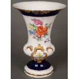 Prunkvase. Meissen 19. Jh. Porzellan, kobaltblau bemalt, mit Blumendekor, gold gehöht, am Boden