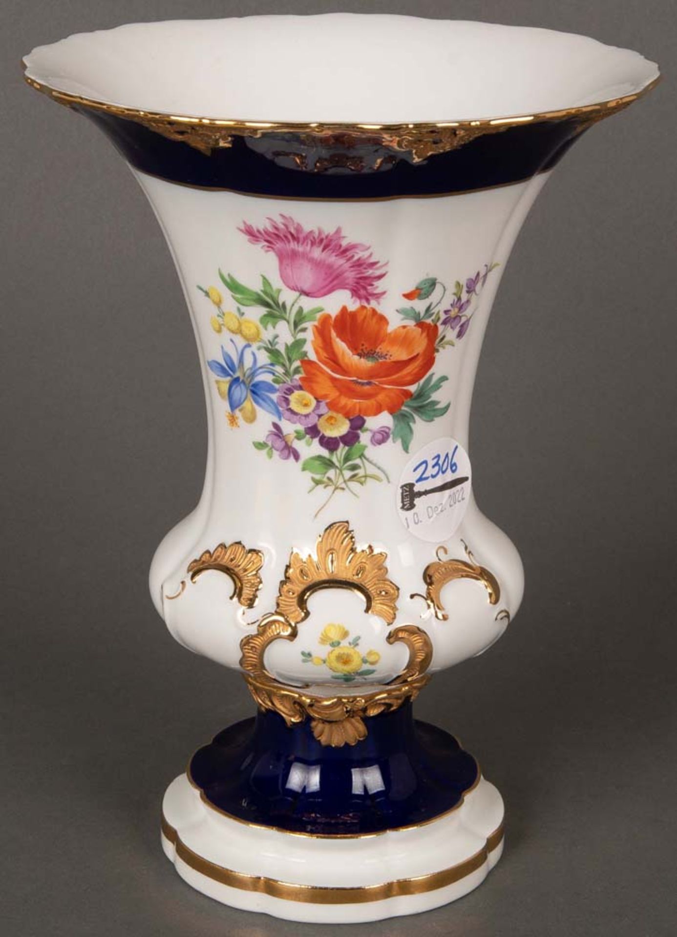 Prunkvase. Meissen 19. Jh. Porzellan, kobaltblau bemalt, mit Blumendekor, gold gehöht, am Boden