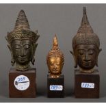 Drei Buddhaköpfe. Asien. Bronze, je auf Holzsockel, H=13 bis 18 cm.