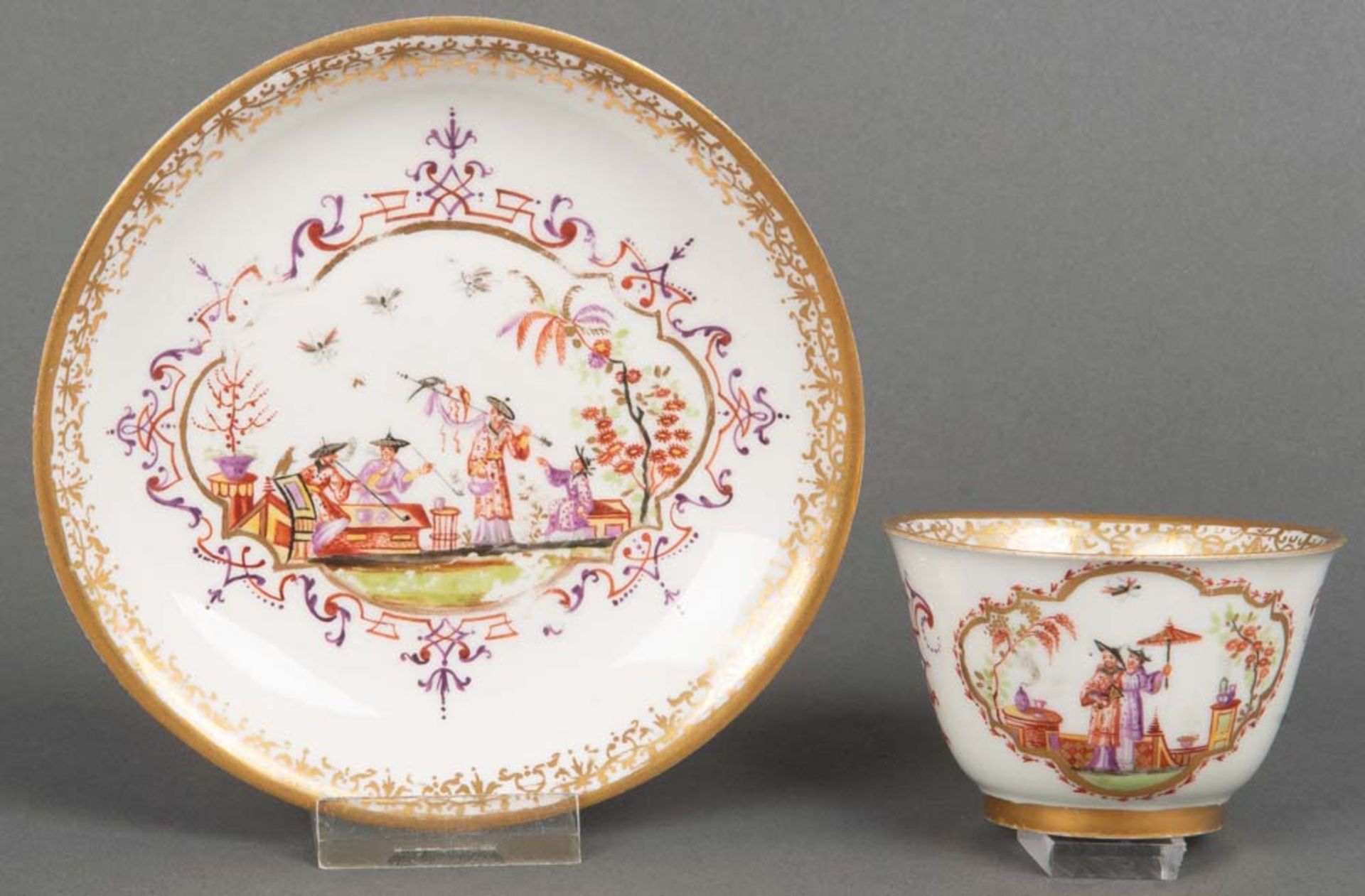 Koppchen mit Unterschale. Meissen 1725. Weißes Böttgerporzellan, ohne Marke. Beide Teile mit