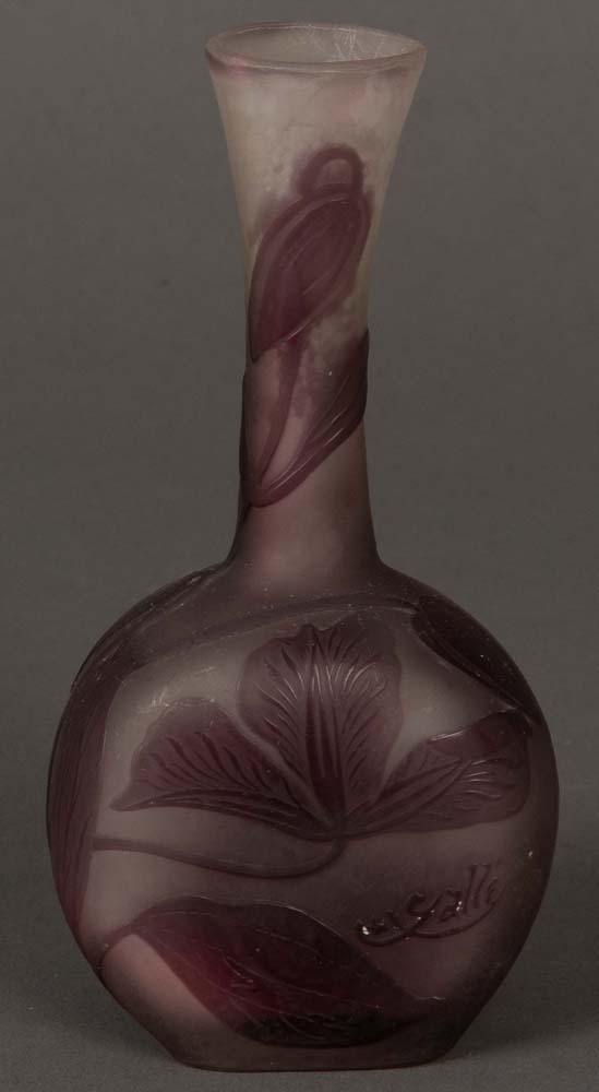 Kleine Jugendstil-Vase. Nancy, Émile Gallé. Farbloses Glas, farbig überfangen, floral geätzt und