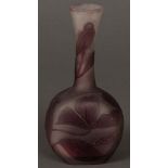 Kleine Jugendstil-Vase. Nancy, Émile Gallé. Farbloses Glas, farbig überfangen, floral geätzt und