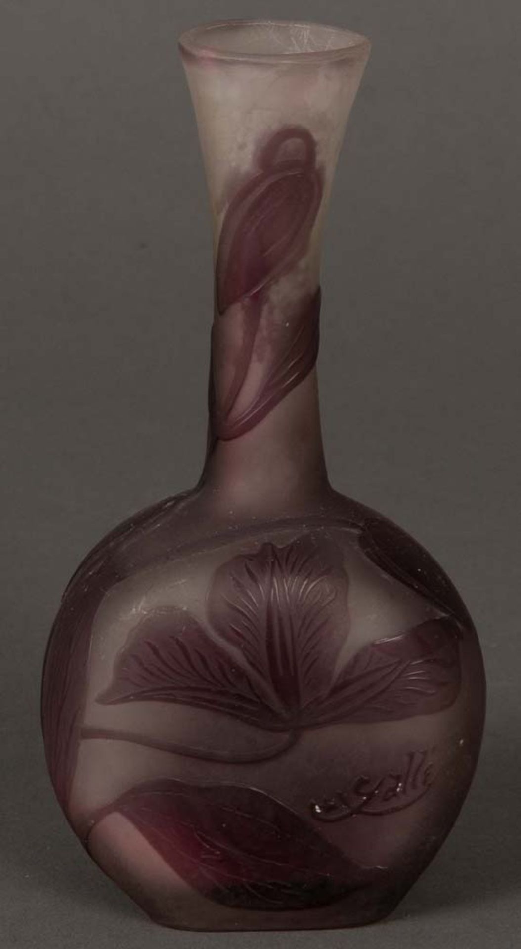 Kleine Jugendstil-Vase. Nancy, Émile Gallé. Farbloses Glas, farbig überfangen, floral geätzt und