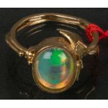 Ring. 18 ct Gold, ca. 7 g. Besetzt mit Opal, Ringgröße 58.
