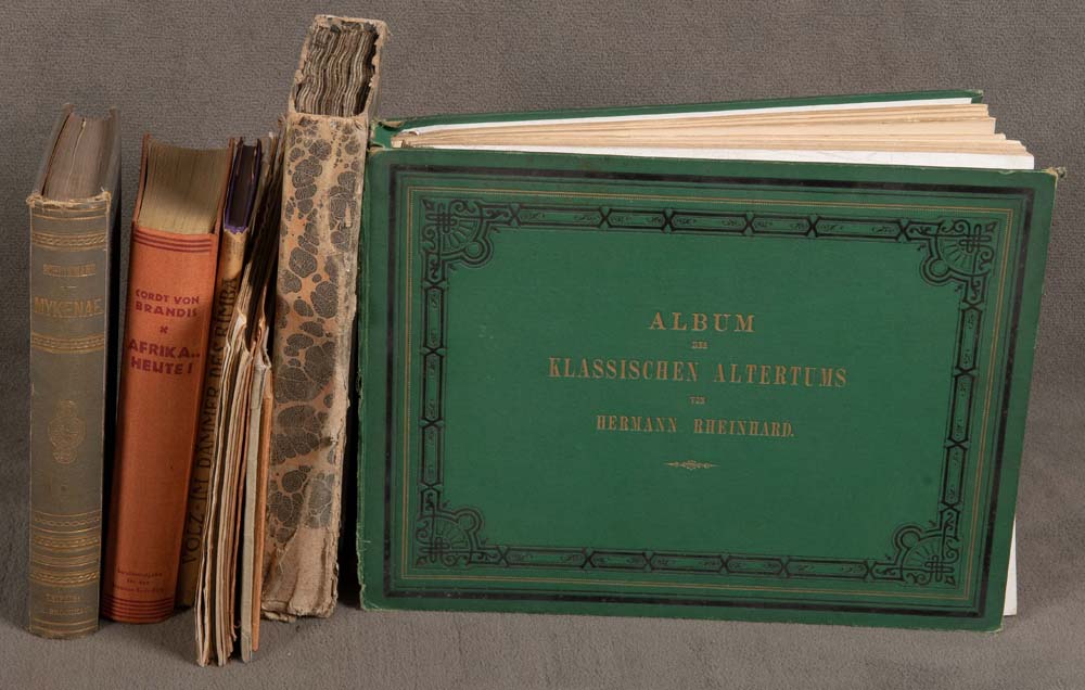 Konvolut Geographiebücher. Darunter Schliemann „Mykenae“ von 1878 sowie eine Mappe mit sechs