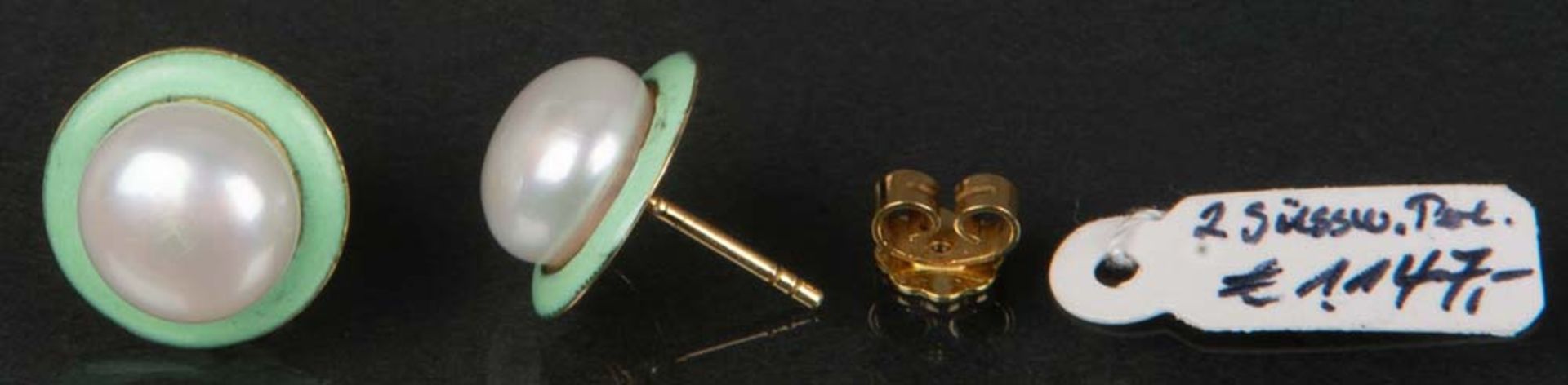 Paar Ohrstecker. 18 ct Gold, ca. 6 g. Emaille, besetzt mit Zuchtperlen.