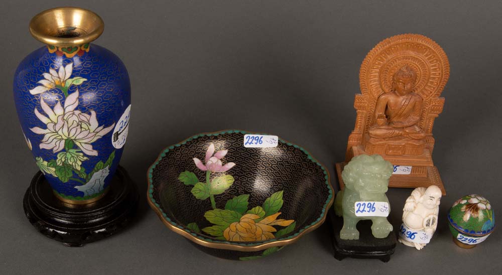 Konvolut Diverses. Asien. Bestehend aus: Cloisonné-Vase, Schale, kleine Deckeldose, Fo-Hund,
