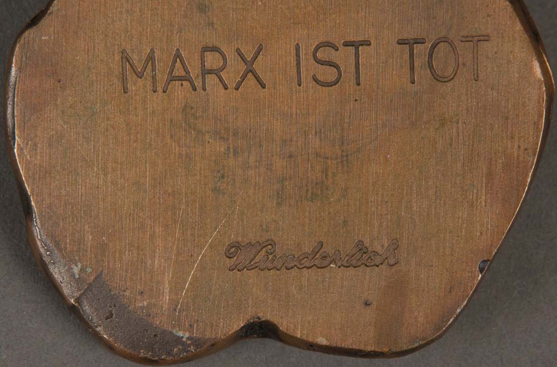 Paul Wunderlich (1927-2010). „MARX IST TOT“. Bronze 68/900, dat. 1979, verso bez., H=3 cm, B=8,5 cm, - Image 2 of 2