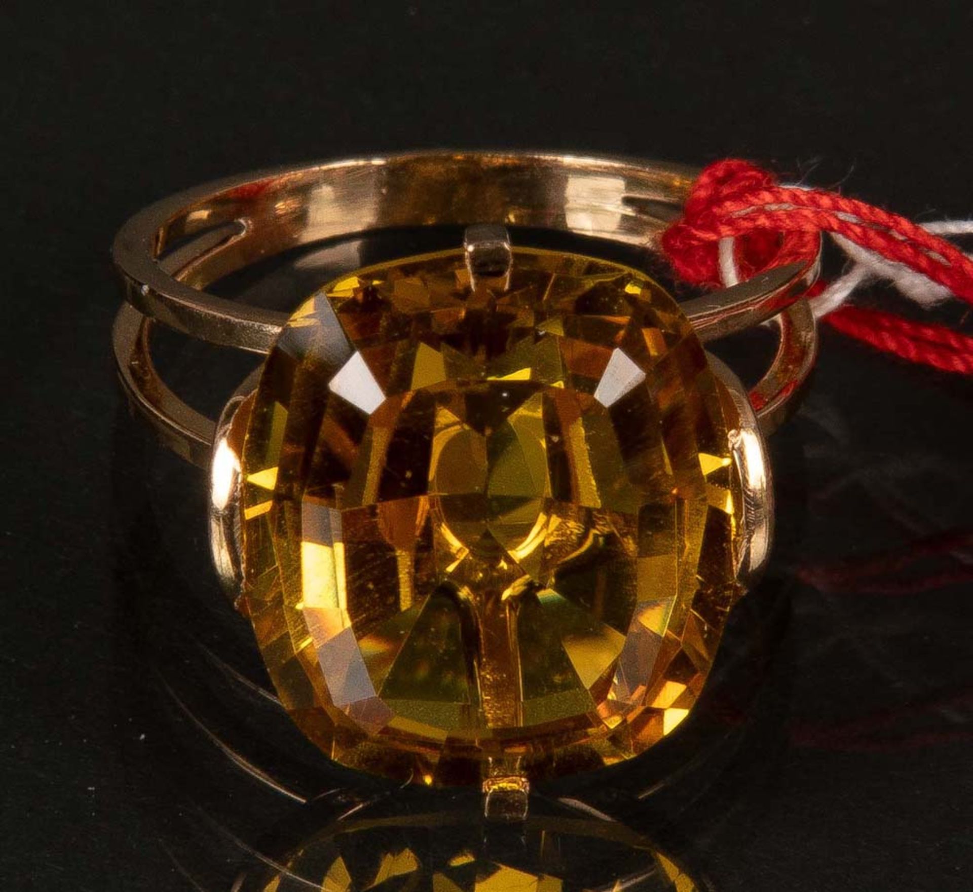 Damenring. 18 ct Gold, ca. 5 g. Besetzt mit großem gelbem Saphir, Ringgröße 54.