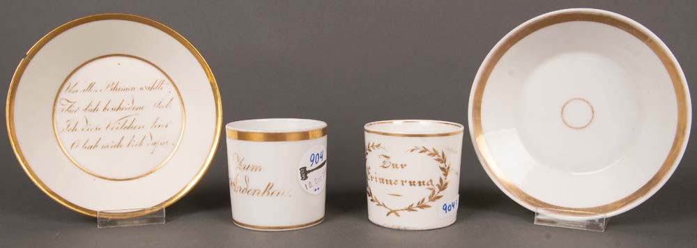 Zwei Tassen mit Unterschalen. Ludwigsburg 1806-10. Porzellan, weiß glasiert, mit Goldrand und