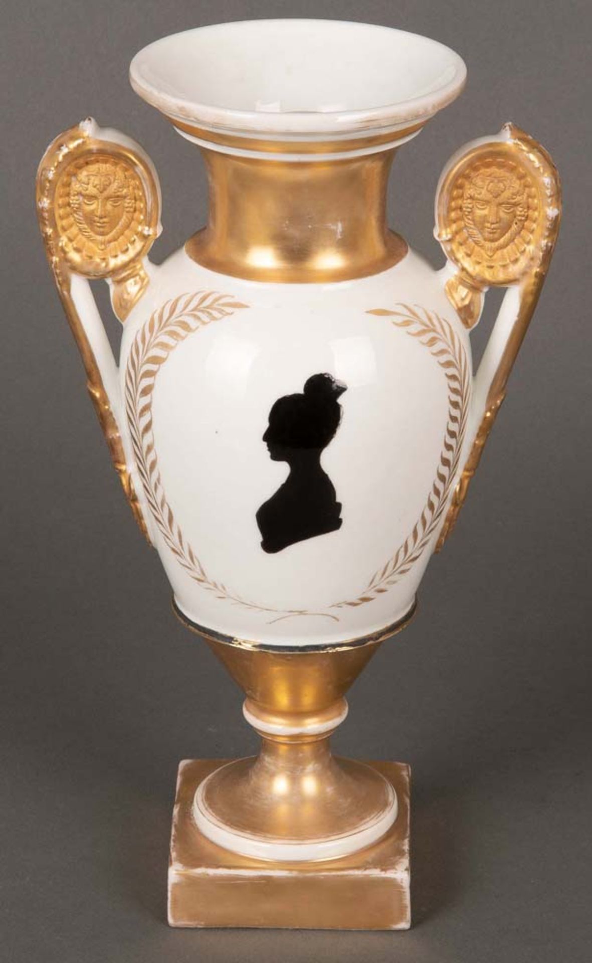 Vase. Ludwigsburg 1806-10. Porzellan, Schauseiten jeweils mit Silhouette einer Frau bzw. eines