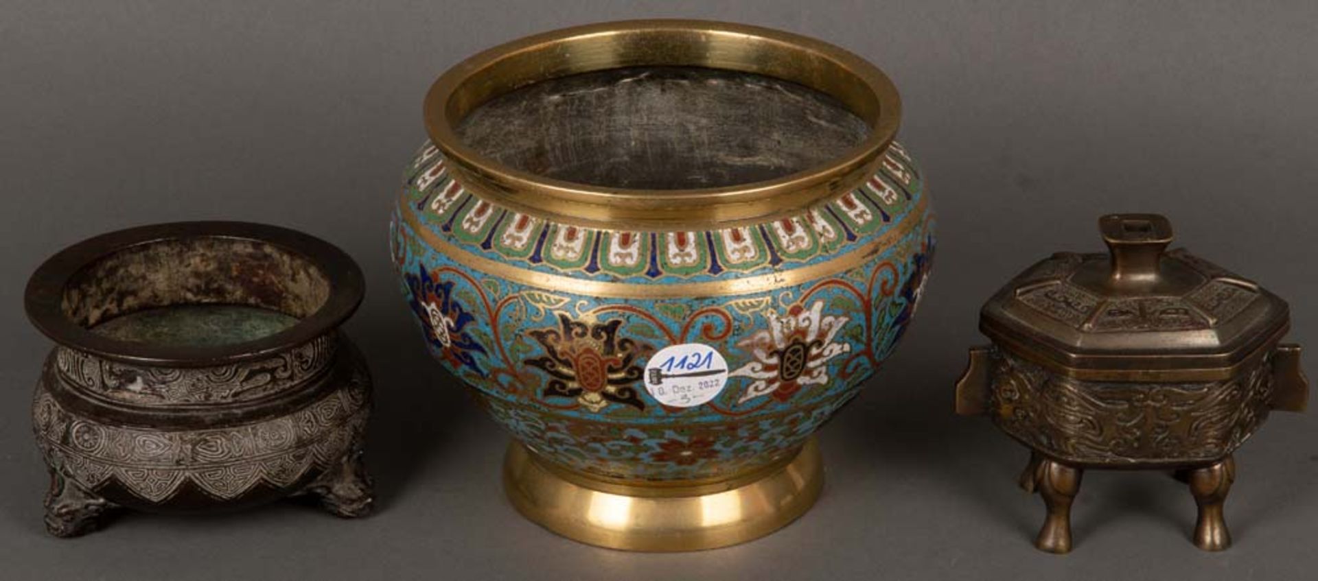 Schale und Deckeldose; dazu Cloisonné-Vase. Asien. Bronze, H=9 bis 16 cm, D=13,5 bis 20 cm.