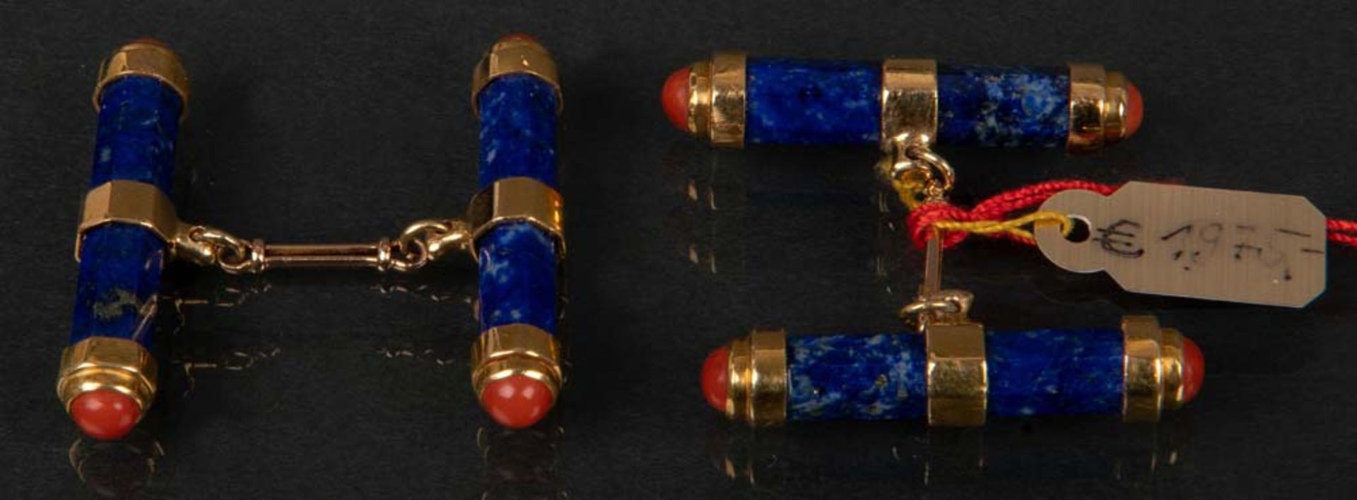 Manschettenknöpfe. 18 ct Gold, ca. 15 g. Besetzt mit Lapislazuli und Koralle.