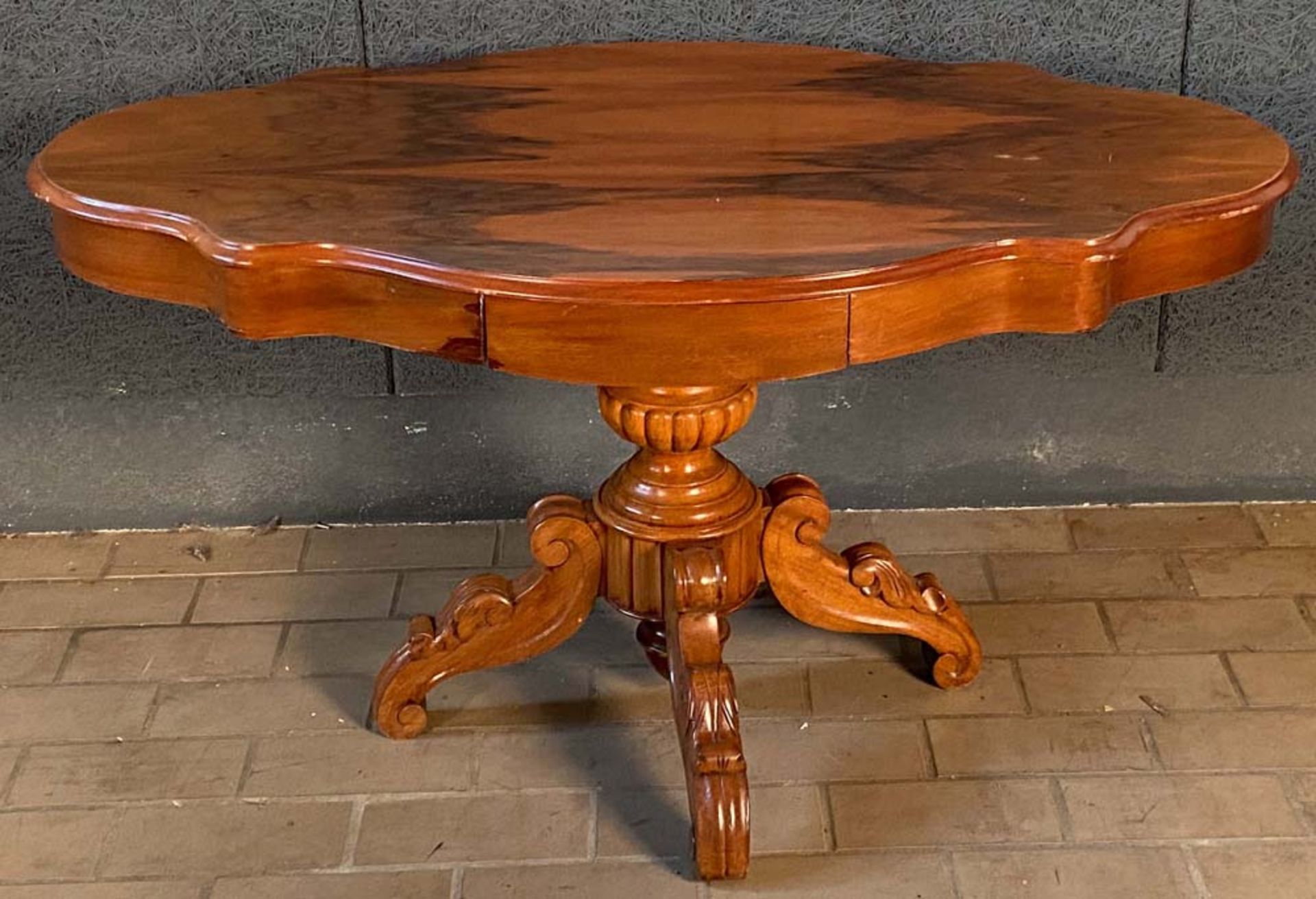 Ovaler Louis Philippe-Tisch. Deutsch 19. Jh. Nussbaumfurnier, teilw. massiv und geschnitzt, H=68 cm,