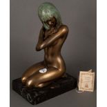 Gianni Visentin (1938-2010). Kniender Frauenakt. Bronze, auf Marmorsockel, am Bein sign., H=37 cm.