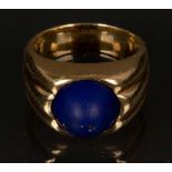 Damenring. 18 ct Gold, ca. 11 g. Besetzt mit Lapislazuli, Ringgröße 48.