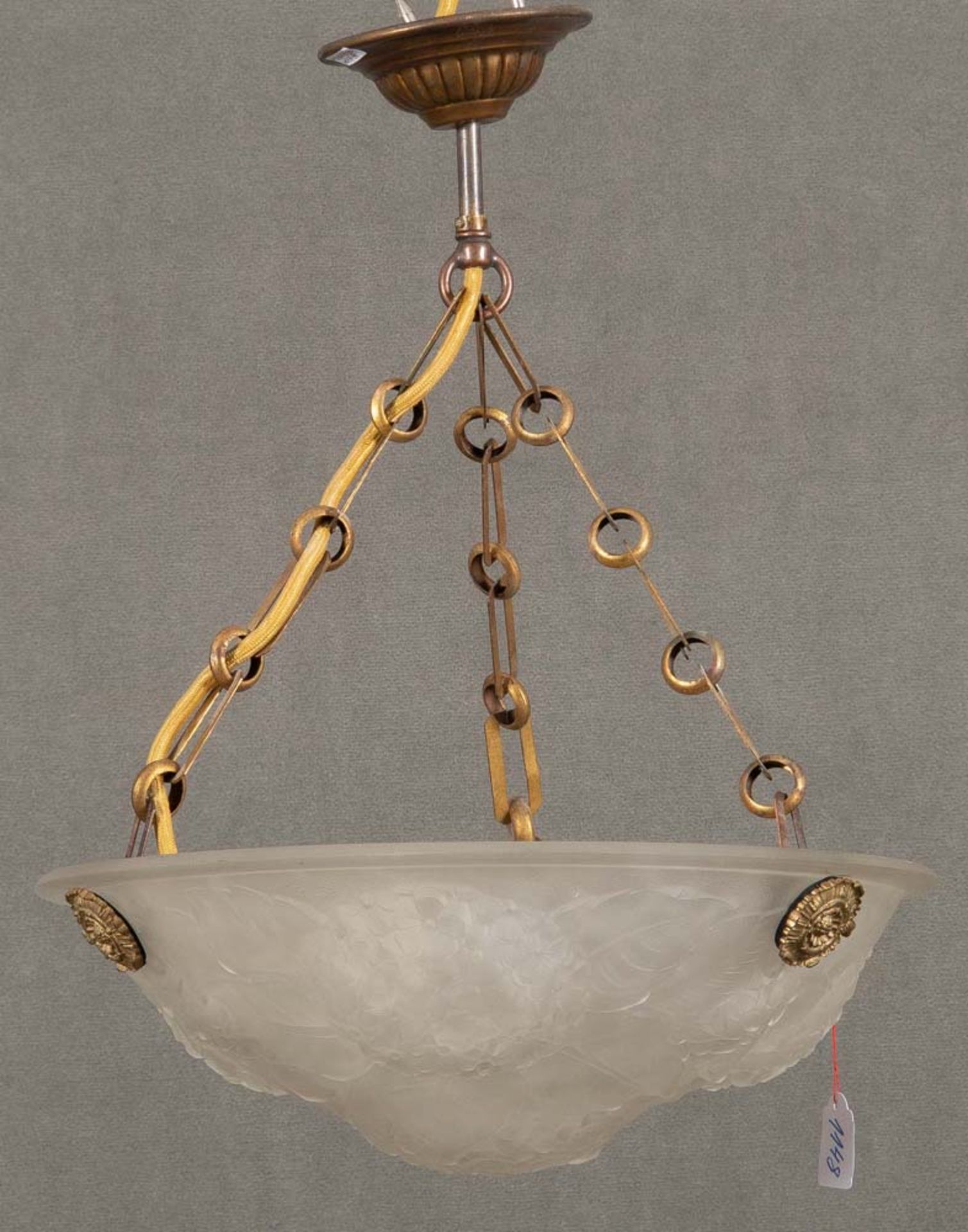 Art Déco-Deckenlampe. Frankreich 20. Jh. Messingkette und -beschlag, Glasschale mit Floraldekor, H=
