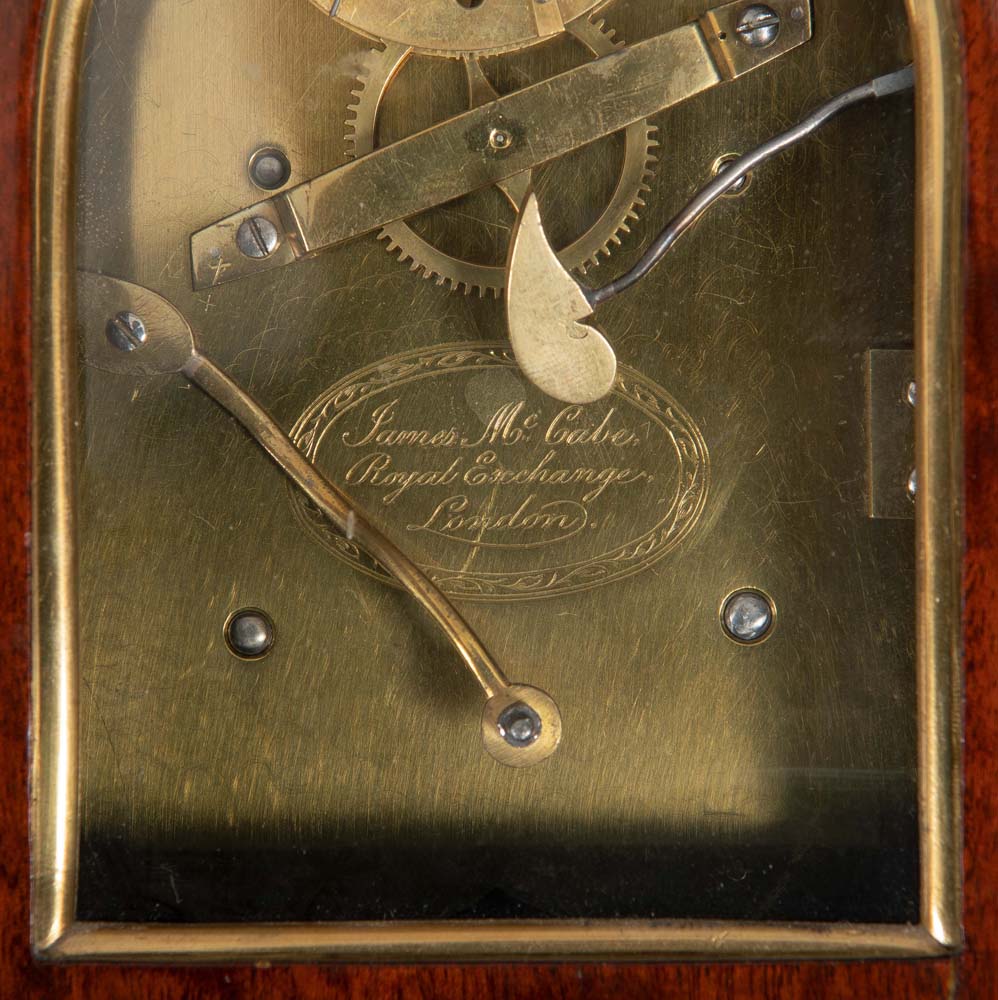 Bracket-Clock. James McCabe (1748-1811). Royal Exchange London um 1800. Massive exotische Hölzer, - Image 2 of 2