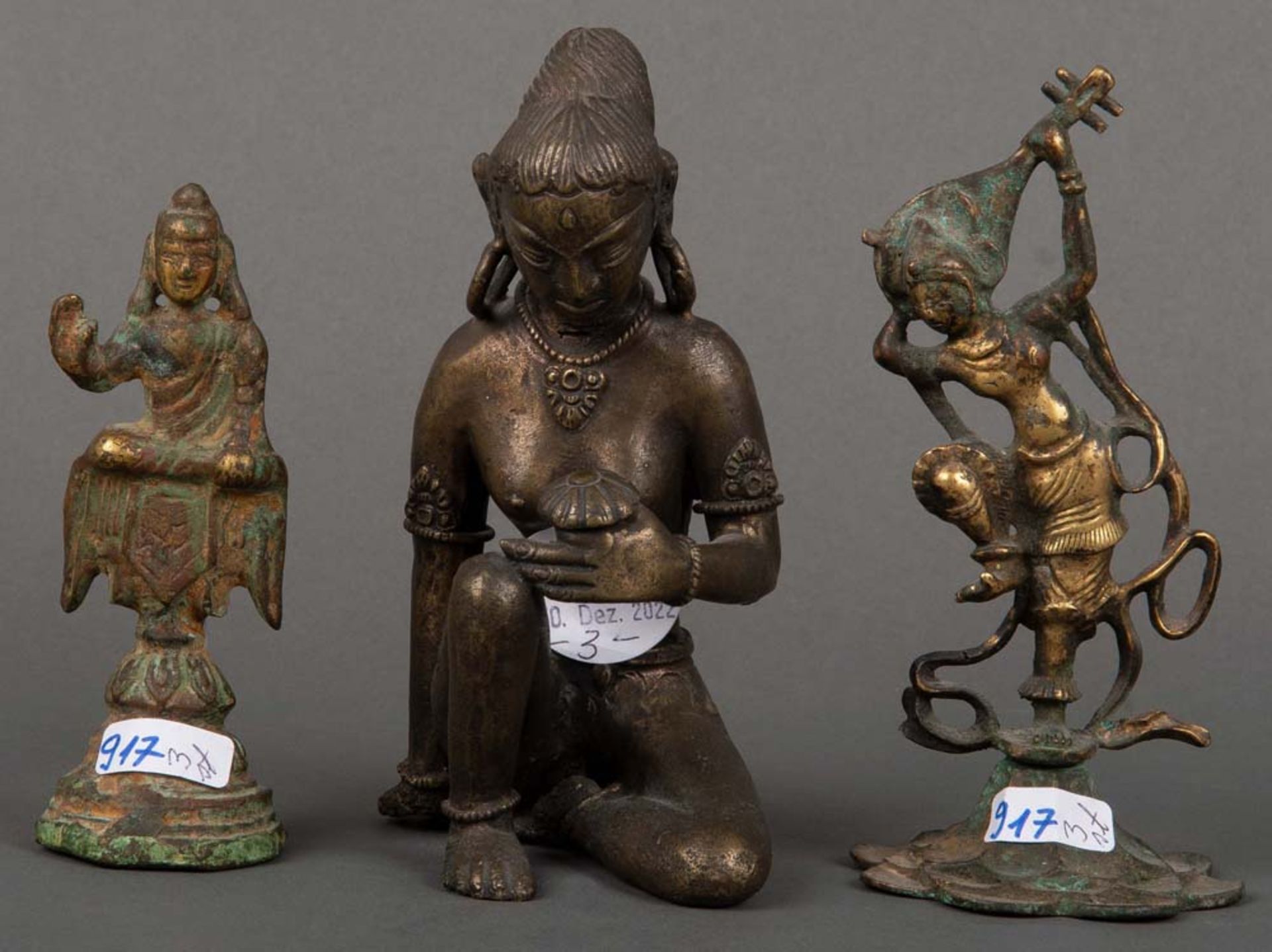 Drei Gottheiten. Asien. Bronze / Kupfer, H=12 bis 15 cm.