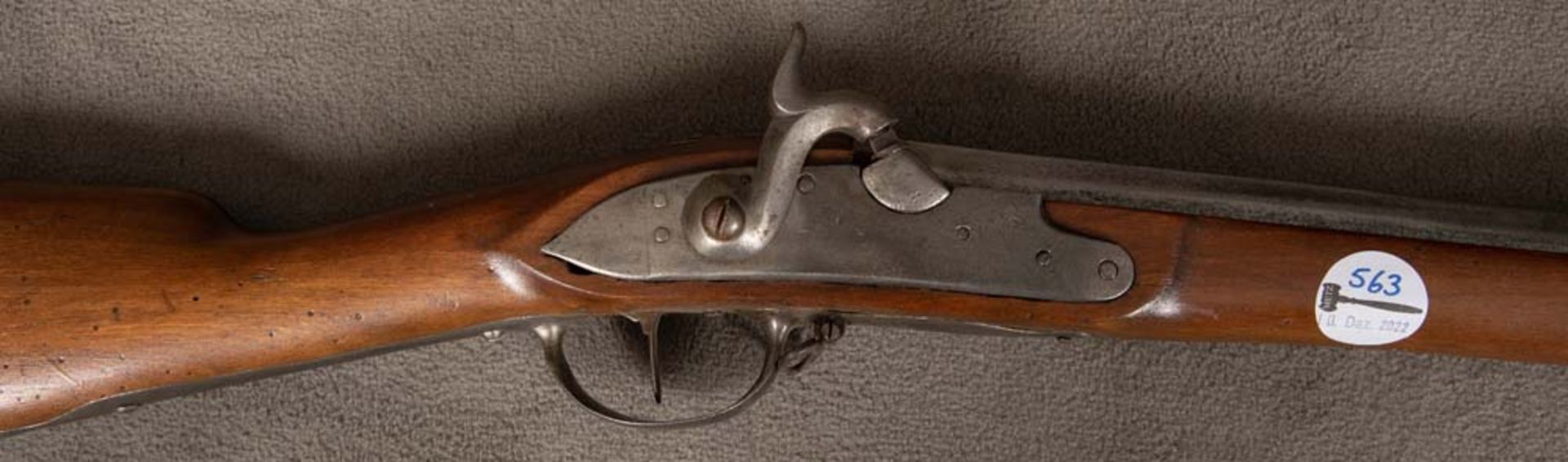 Perkussionsgewehr mit Bajonett. Nussbaumschaft, Lauf L=100 cm, Gesamtlänge 185 cm. ** - Image 2 of 3