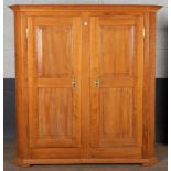 Schrank. Deutsch um 1800. Massiv Kirschbaum, in Füllung gearbeitet, H=189 cm, B=181 cm, T=60 cm. >>>