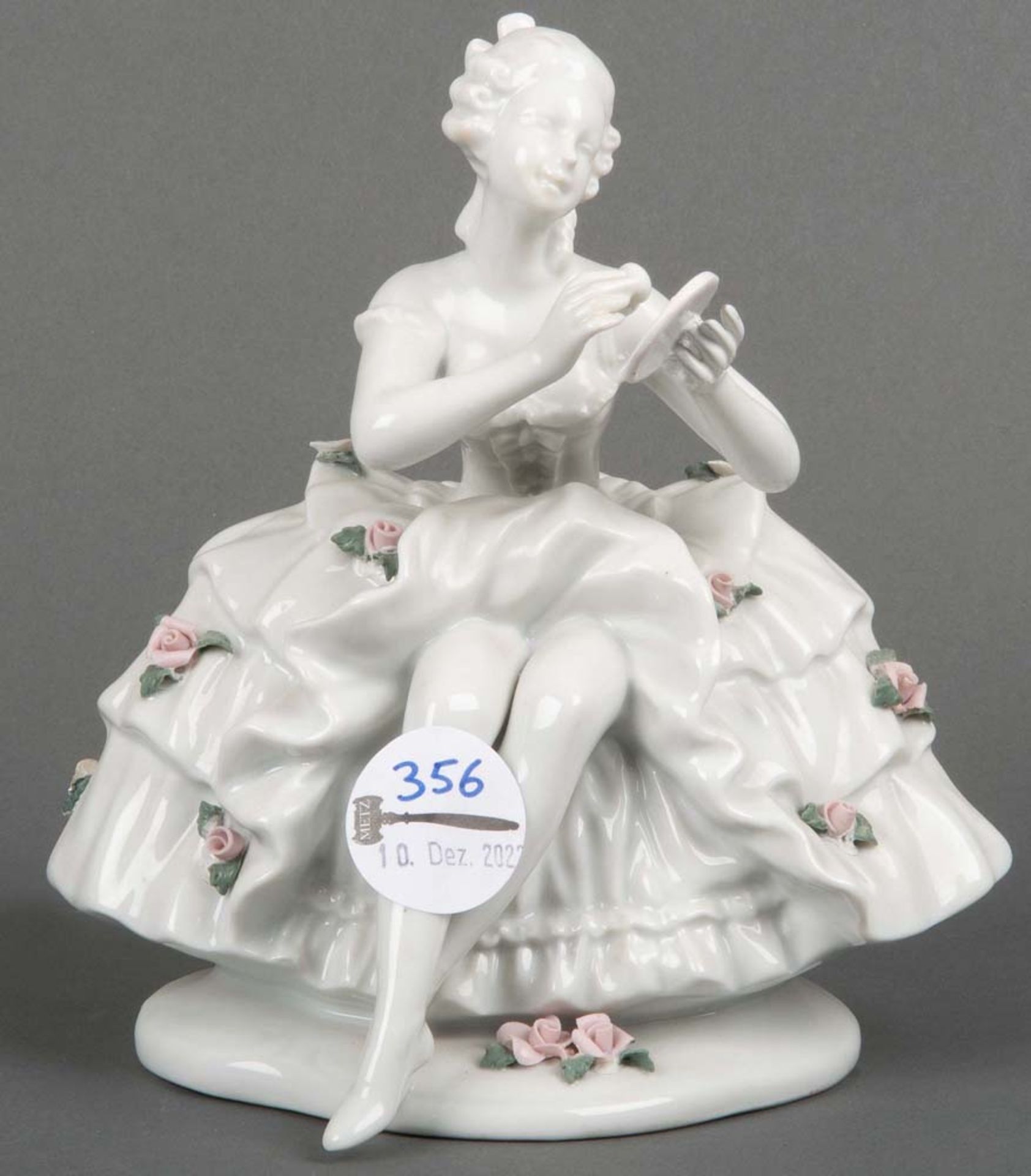 Sitzende Dame. Wilhelm Göbel 20. Jh. Porzellan, weiß glasiert, mit aufbossierten Rosen, H=12,2