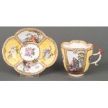 Vierpassige Bechertasse mit Unterschale. Meissen 1735. Porzellan, zitronengelber Fond, Reserven bunt