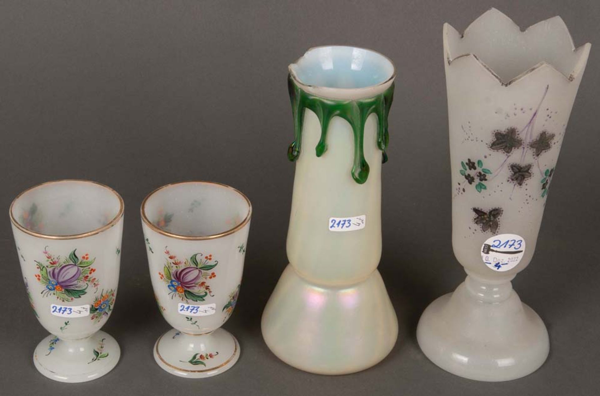 Vase und zwei Becher. Böhmen um 1900. Milchglas, bemalt; dazu Jugendstil-Vase. Glas, lüstrierend,