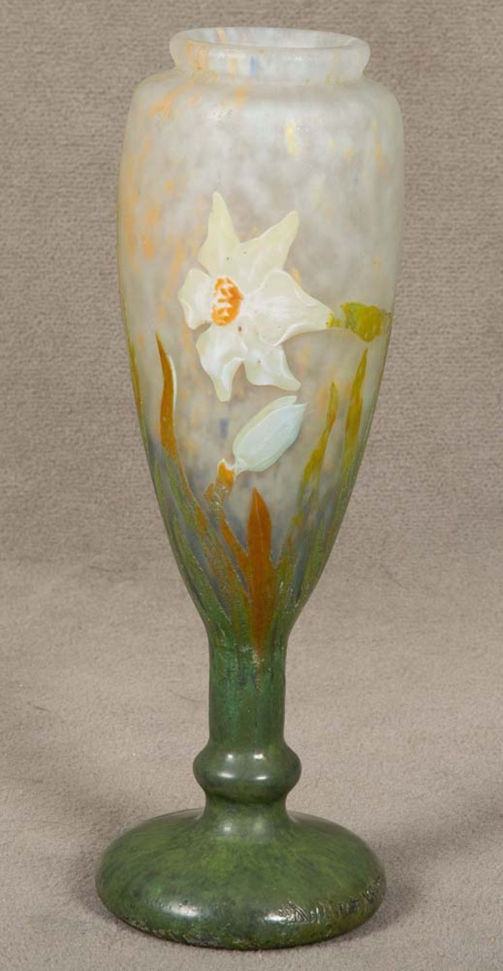 Jugendstil-Vase. Daum Frères & Cie, Verreries de Nancy um 1900. Farbloses Glas, farbig überfangen,