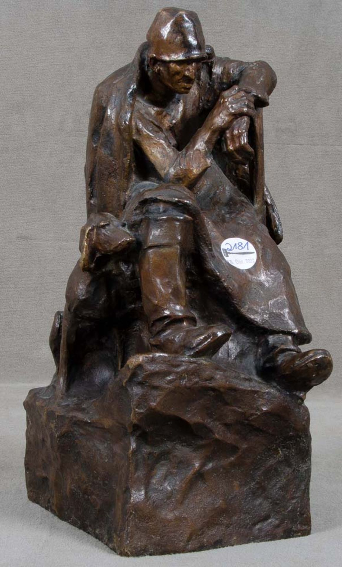 Skulpteur des 20. Jhs. Sitzender Schäfer. Bronze, H=42 cm.