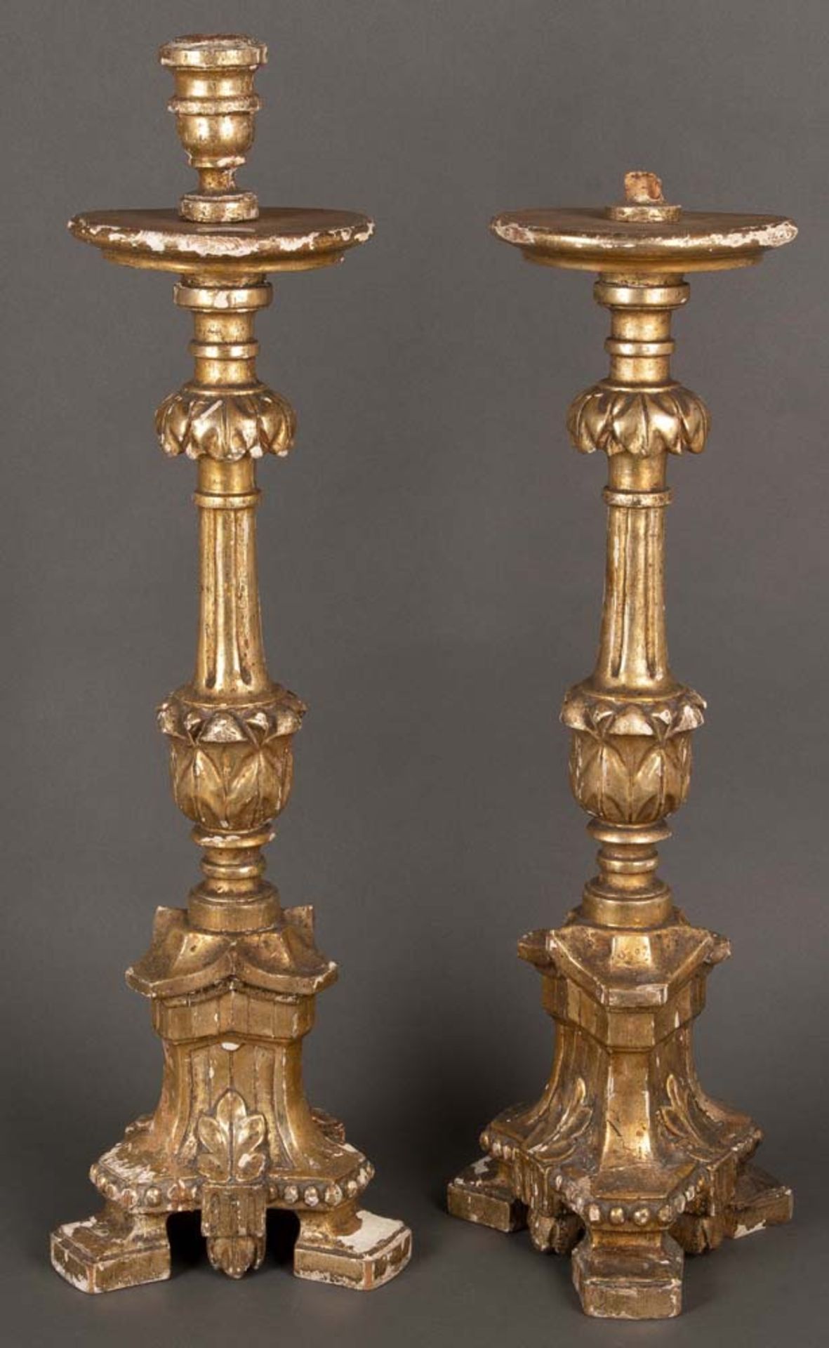 Paar Kerzenleuchter. Italien 19. Jh. Massivholz, geschnitzt, auf Kreidegrund vergoldet, H=62 bzw. 70