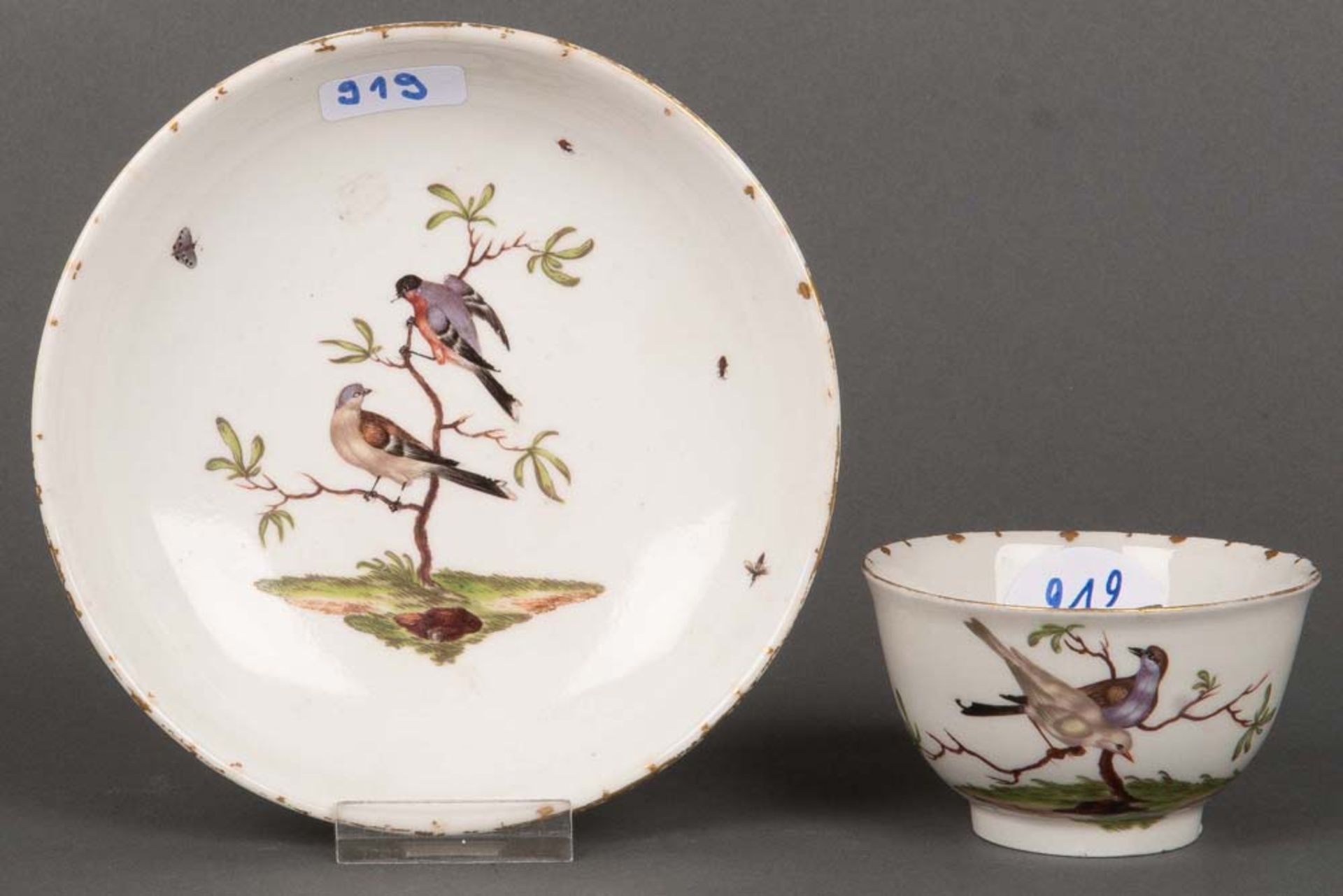 Tasse mit Unterschale. Ludwigsburg 1770. Porzellan, bunt bemalt mit heimischen Vögeln auf Ast,