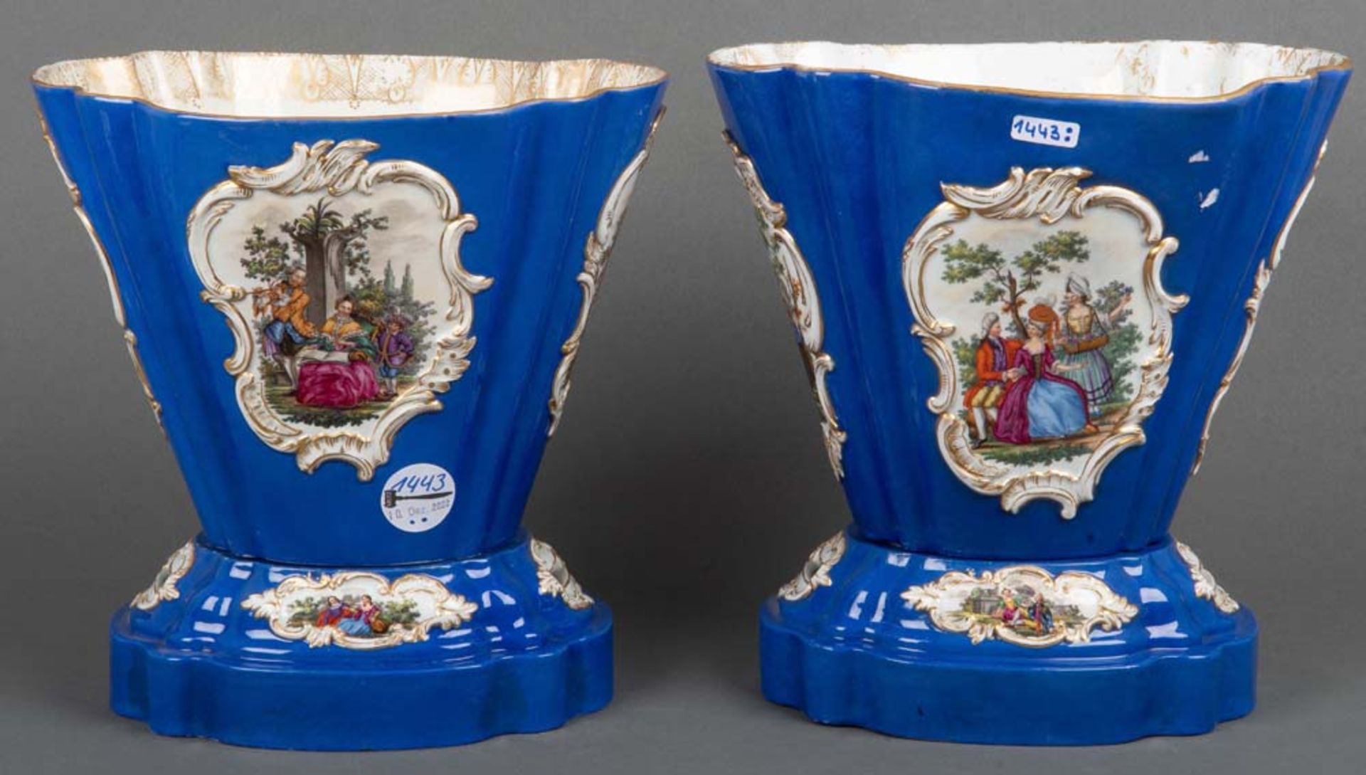 Paar Prunkvasen. Meissen 19. Jh. Porzellan, beide Teile mit blauem Fond, bunt gemalten Watteauszenen