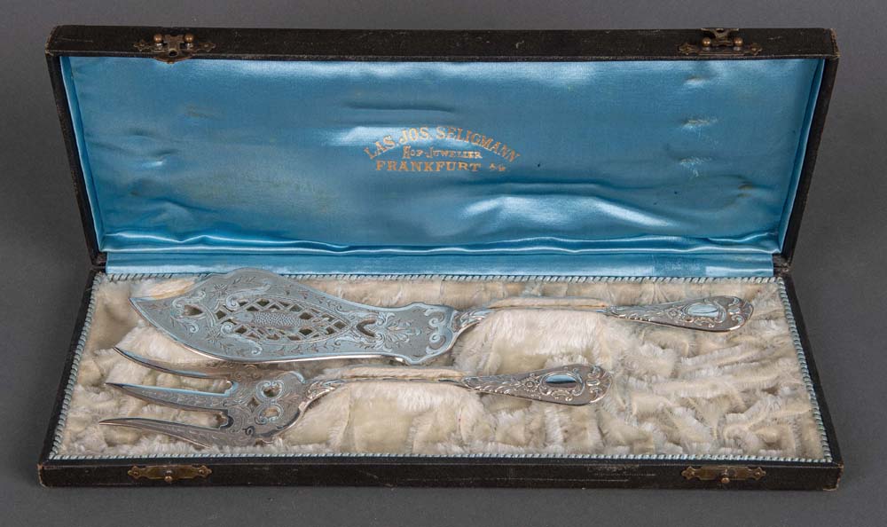 Zweitlgs. Jugendstil-Fischvorlegebesteck. Deutsch um 1900. 800er Silber, ca. 153 g, im Original-