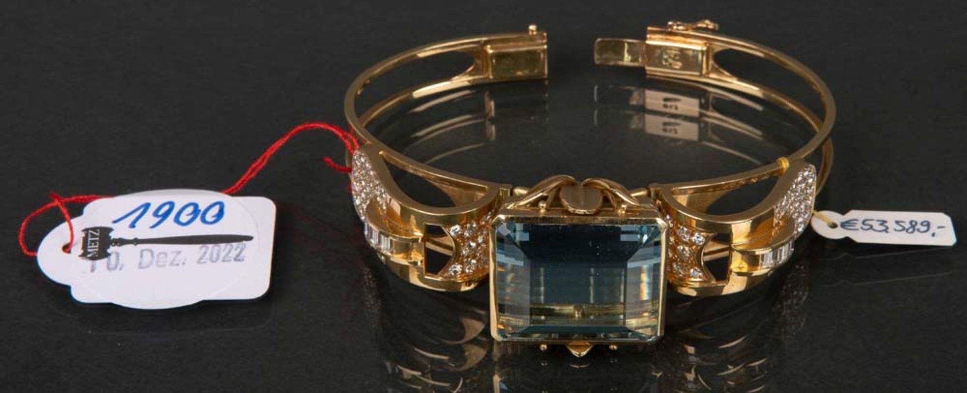 Armreif. 18 ct Gold, ca. 75 g. Besetzt mit einem Aquamarin, ca. 76,5 ct, und Diamanten, ca. 7,5 ct. - Bild 2 aus 2