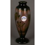 Jugendstil-Vase. Daum Frères & Cie, Verreries de Nancy 1900-1905. Farbloses Glas, farbig überfangen,